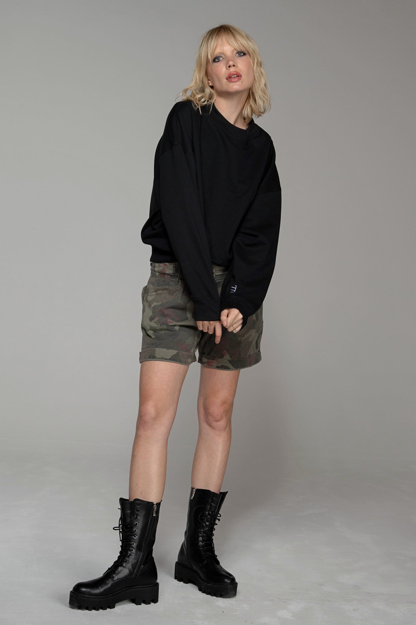 Holy Sweater Black Ilaylit